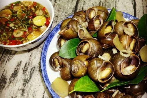 Muốn ốc nhả sạch bùn đất và nhớt trước khi chế biến, dùng mẹo này