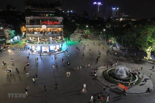 Phố đi bộ Hồ Hoàn Kiếm chính thức hoạt động trở lại