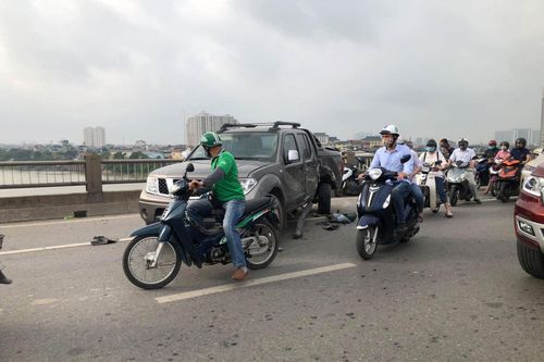 Tai nạn giao thông làm tắc đường nhiều giờ trên cầu Vĩnh Tuy, Hà Nội