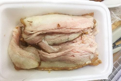 Lên mạng đặt 10 suất bánh tráng cuốn thịt heo, cô gái 'giận tím mặt' vì nhận về hộp thịt còn sống