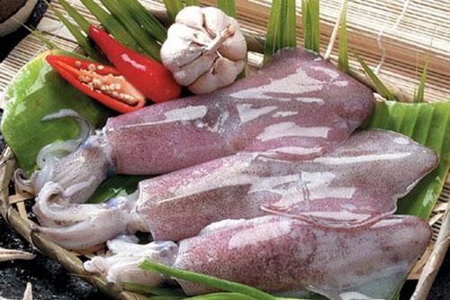 Sờ vào râu mực 3 giây biết ngay mực tươi hay chết lâu, giúp bạn chọn được mực ngon hoàn hảo