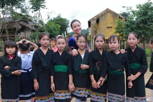 Độc đáo bộ trang phục phụ nữ của một trong những dân tộc ít người nhất Việt Nam