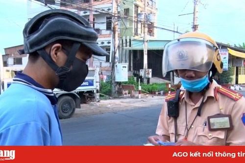 Phú Tân ra quân tổng kiểm soát phương tiện giao thông đường bộ