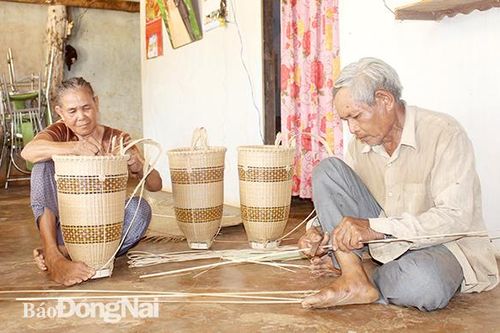 Gìn giữ nghề đan gùi truyền thống