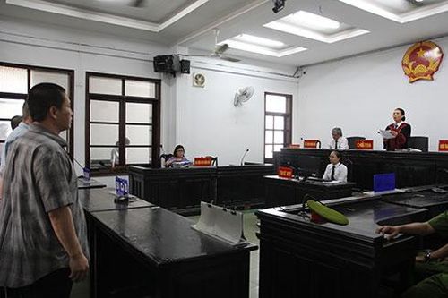 Chống đối công an bằng súng