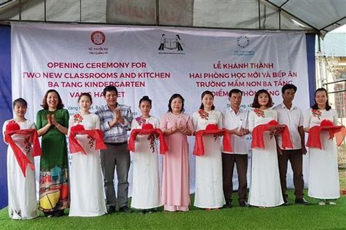 Bàn giao 2 phòng học, bếp ăn và hỗ trợ tiền ăn bán trú