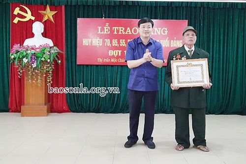 Đồng chí Nguyễn Ngọc Vân, Ủy viên BTV tỉnh ủy, Giám đốc Công an Sơn La trao Huy hiệu Đảng dịp 19/5 tại huyện Mộc Châu