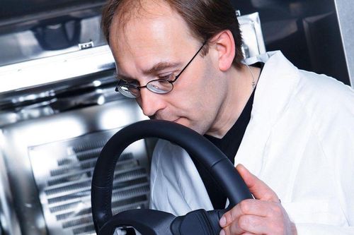 Ở Audi có hẳn 1 bộ phận chuyên ngửi mùi, công việc tưởng đơn giản nhưng không phải ai cũng làm được