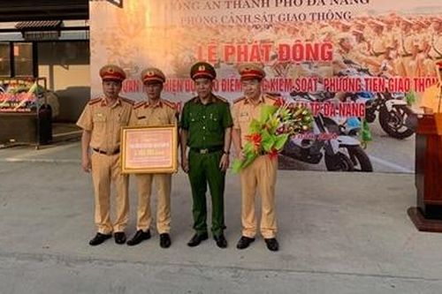 Thưởng lực lượng CSGT xử lý nhóm người điều khiển xe môtô bốc đầu