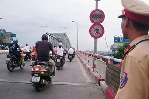 Buồn chuyện gia đình, định nhảy cầu Chương Dương tự tử