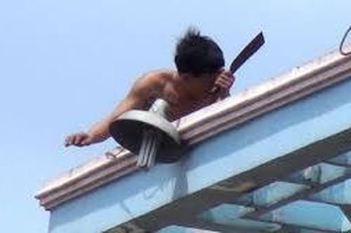 Kẻ ngáo đá sát hại con 3 tuổi rồi tự tử