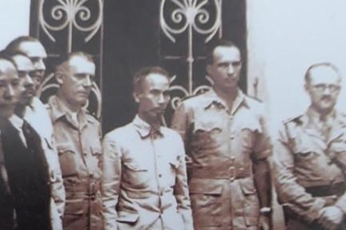 Bác Hồ với các sĩ quan, tướng lĩnh Pháp