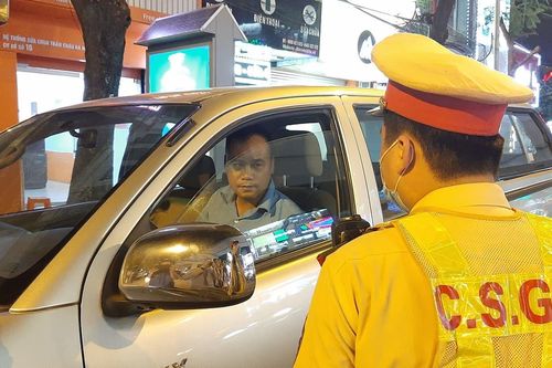 Vi phạm kịch khung nồng độ cồn, tài xế hốt hoảng hỏi mức phạt để vay tiền nộp