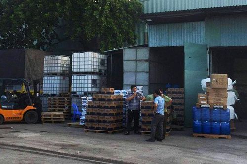 Phát hiện kho chứa gần 1.000 hộp bia, sữa nghi nhập lậu