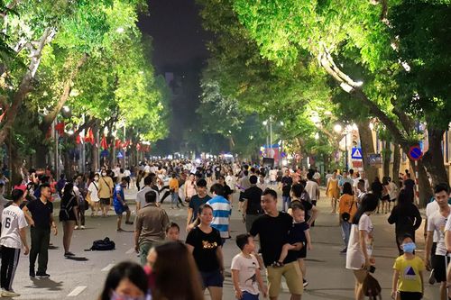 Phố đi bộ hồ Hoàn Kiếm rộn ràng trong ngày đầu hoạt động trở lại