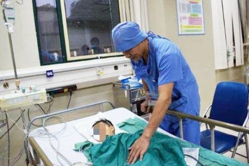 Cột bê tông đè gãy xương đùi bé trai 3 tuổi