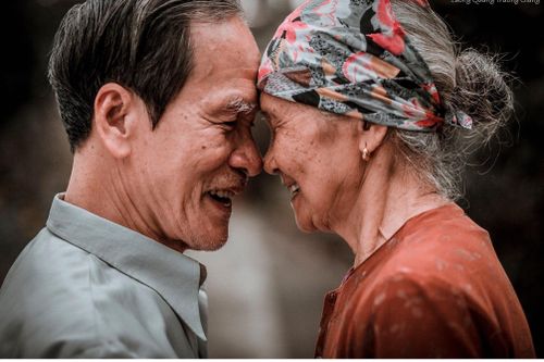 Cháu trai chụp ảnh kỷ niệm 60 năm ngày cưới cho ông bà nội
