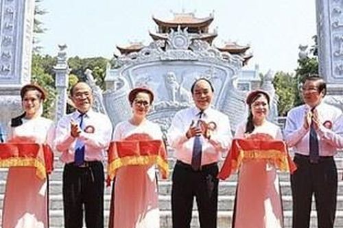 Thủ tướng cắt băng khánh thành Đền thờ Gia tiên Chủ tịch Hồ Chí Minh