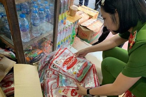 Tạm giữ 6 đối tượng sản xuất, buôn bán bột ngọt giả nhãn hiệu Ajinomoto và Miwon