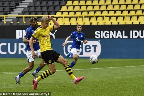 Haaland tỏa sáng giúp Dortmund 'hủy diệt' Schalke
