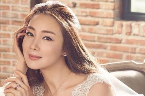 Mỹ nhân 'Bản tình ca mùa đông' Choi Ji Woo sinh con đầu lòng ở tuổi 45