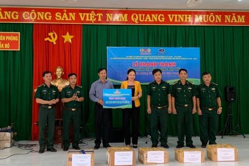 Trao tặng hệ thống điện mặt trời cho Đồn Biên phòng Đắk Bô