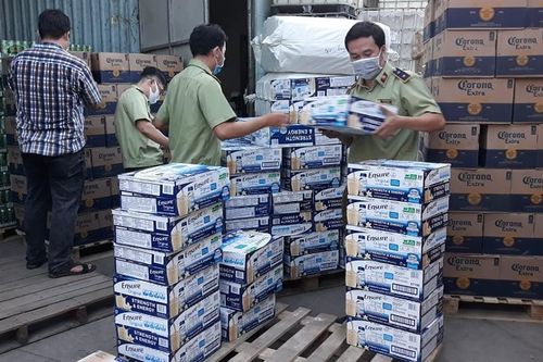 Đột kích kho hàng chứa lượng lớn sữa Ensure và bia không rõ nguồn gốc