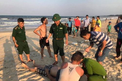 Bị sóng cuốn khi tắm biển, 2 người tử vong