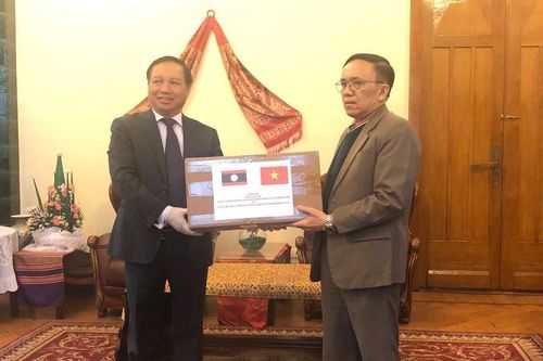 Đại sứ Ngô Đức Mạnh trao tặng khẩu trang y tế cho Đại sứ quán Lào tại Nga