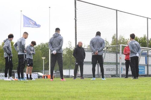 Đáp trả những chỉ trích, Văn Hậu rạng rỡ trên sân tập cùng SC Heerenveen