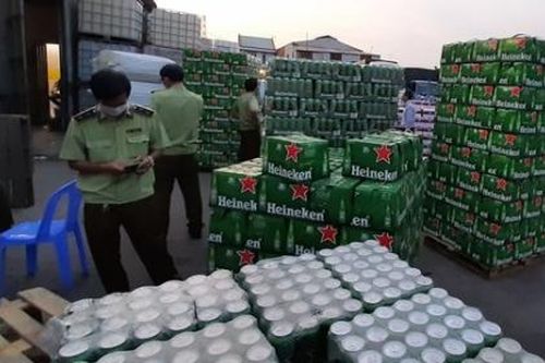 TP. HCM: Bắt giữ kho hàng chứa số lượng 'khủng' bia, sữa nhập lậu