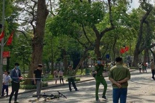 Hà Nội: Cụ bà bị thương nặng vì va chạm với xe đạp trên phố đi bộ
