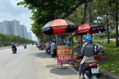 CSGT ra quân tổng kiểm tra, người dân nháo nhào mua bảo hiểm xe máy