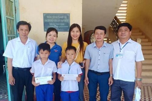 Tuyên dương và khen thưởng 2 học sinh nhanh trí cứu em nhỏ thoát đuối nước