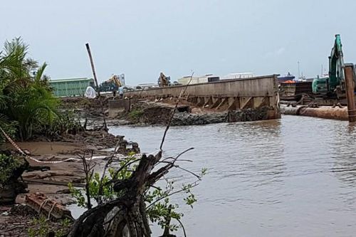 Sạt lở bờ kè phát lộ nhiều sai phạm của Sở Giao thông TPHCM