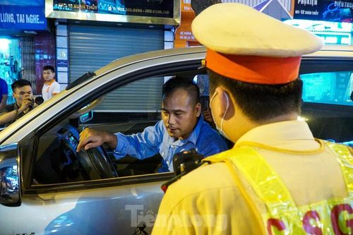 Uống 20 cốc bia khi chờ sếp, tài xế ở Hà Nội bị phạt hàng chục triệu đồng