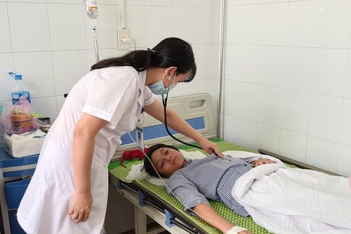 Hàng chục học sinh tiểu học Hải Phòng ngộ độc sau khi uống nước ngọt đóng chai