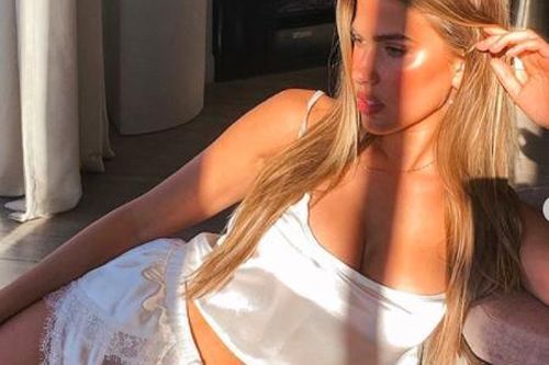 Kara Del Toro mặc đồ ngủ thả dáng đầy khiêu khích