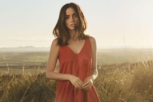 Nhan sắc 'ngọt lịm tim' của 'Bond Girl' người Cuba chuyên trị cảnh nóng