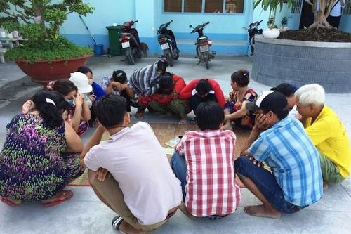 Bắt quả tang ổ bạc 'quý bà' đánh bài tây ăn tiền