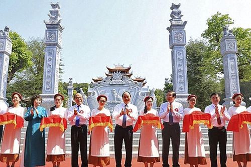 Thủ tướng dự khánh thành Đền thờ Gia tiên Chủ tịch Hồ Chí Minh