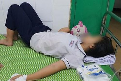 Hàng chục học sinh ở Hải Phòng nhập viện vì uống nước ngọt của cô giáo mang đến trường