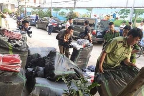 Thu giữ hàng nghìn bộ quần áo giả mạo gắn mác hãng nổi tiếng