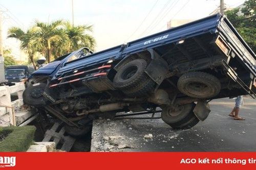 Ôtô tải lao vào lan can cầu gây ách tắc giao thông