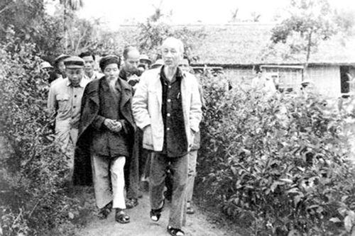 Xúc động bài hát 'Người về thăm quê'
