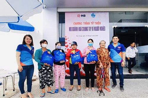 Ngân hàng Quân đội chi nhánh Khánh Hòa tặng 300 suất quà cho người nghèo