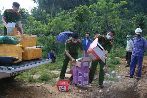 Tiêu hủy 2 lô hàng thực phẩm không rõ nguồn gốc xuất xứ