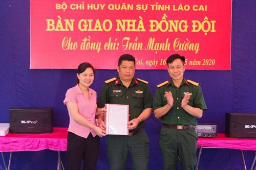 Bộ Chỉ huy Quân sự tỉnh bàn giao nhà đồng đội cho quân nhân có hoàn cảnh khó khăn
