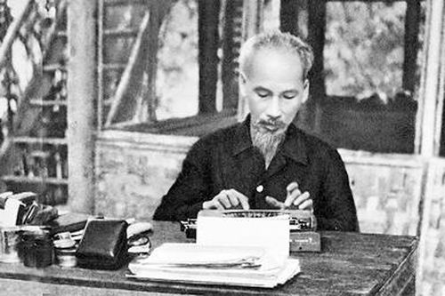 Chủ tịch Hồ Chí Minh- Người suốt đời nêu gương phấn đấu vì sự nghiệp cách mạng của Đảng và dân tộc