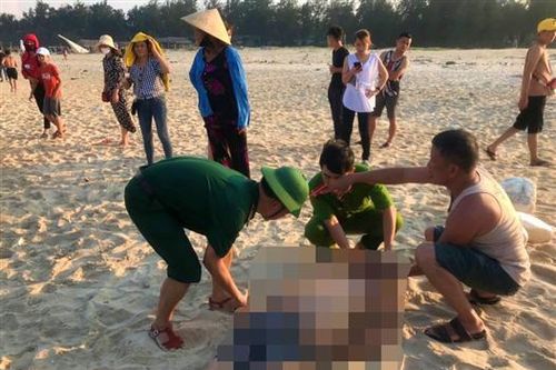 Hai người đàn ông chết đuối khi tắm biển